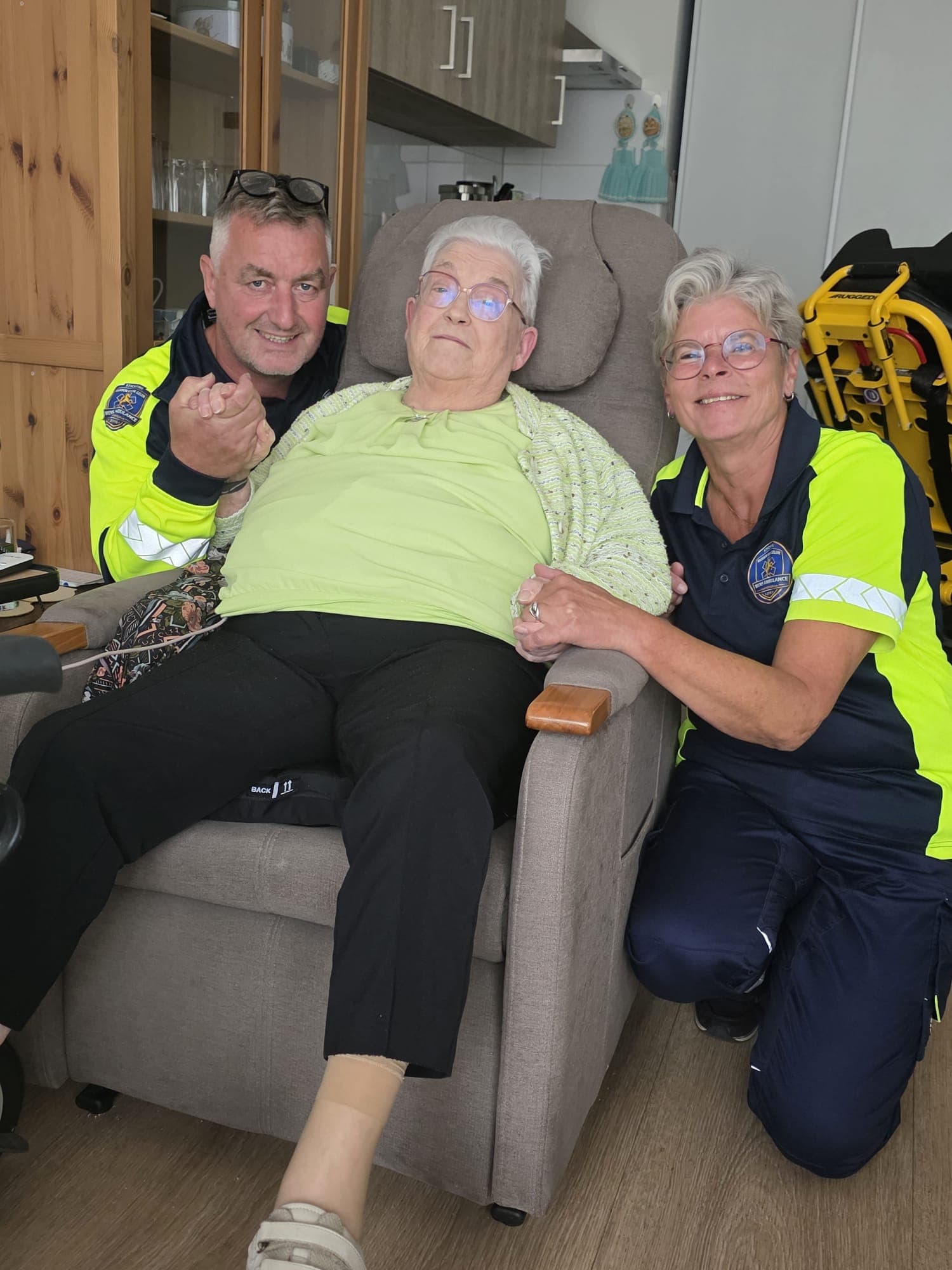 Nog één keer op visite bij haar vriendin - foto 2 van 2