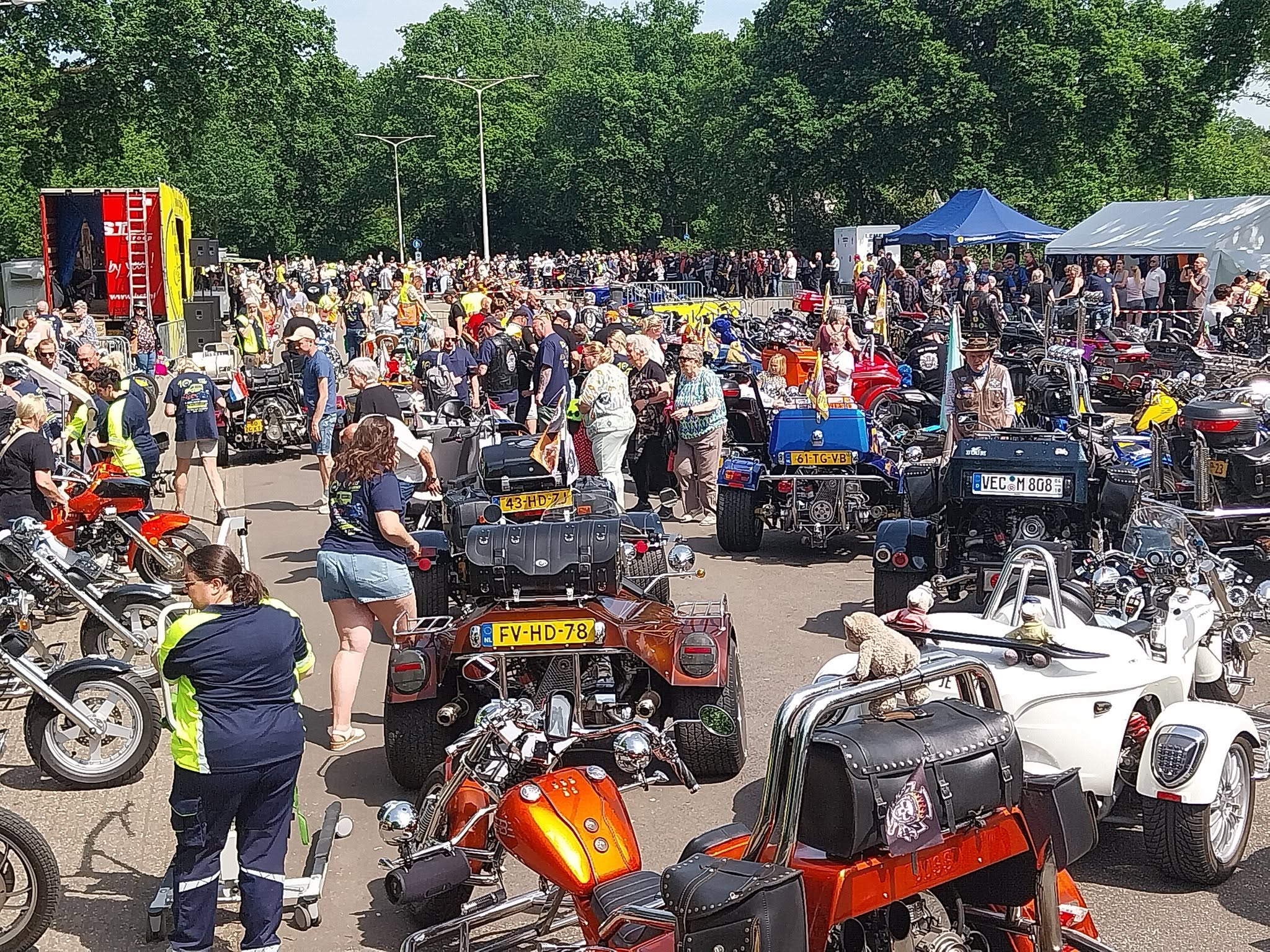 Grote groep trikes en motoren tijdens het internationale treffen